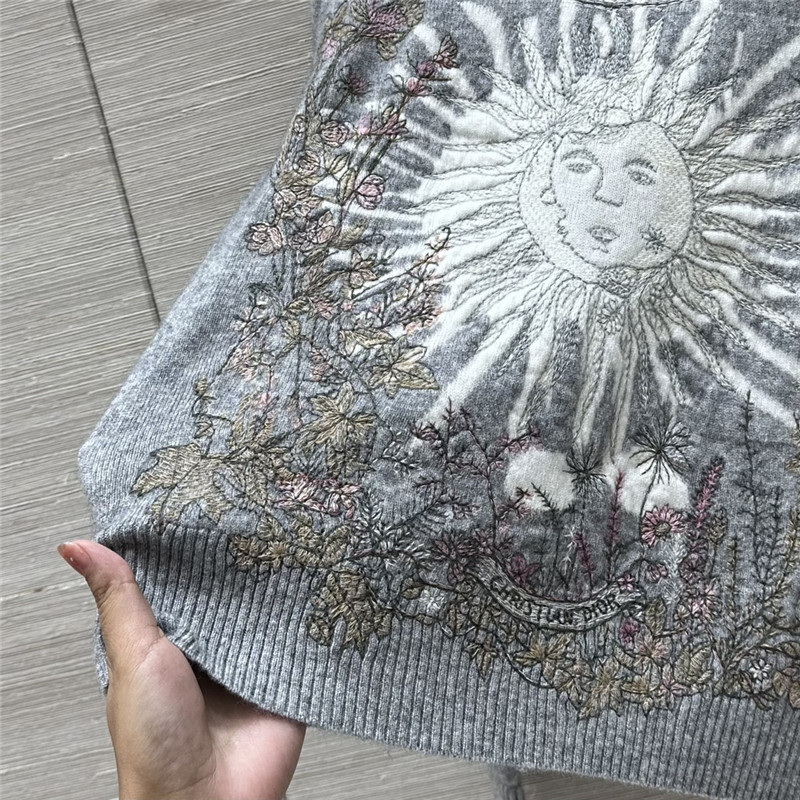 D10r saisons motif embroidered sweater grey
