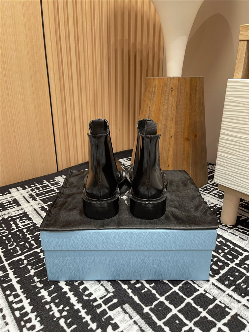 Pra*a logo patent leather chelsea boots