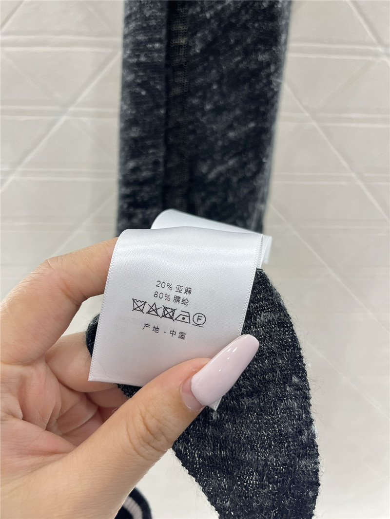 D10r wool knitted shawl