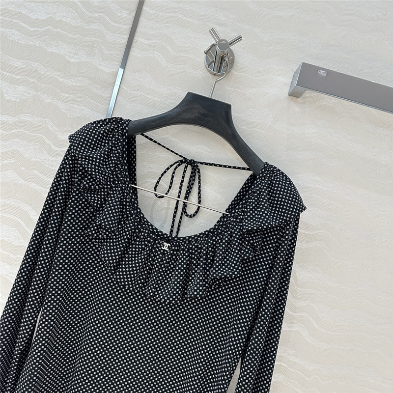 Ch**el logo bottoming top