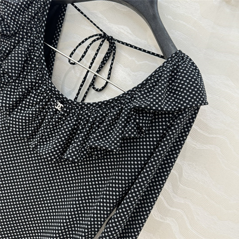 Ch**el logo bottoming top