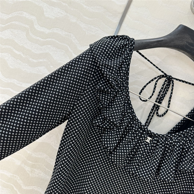 Ch**el logo bottoming top