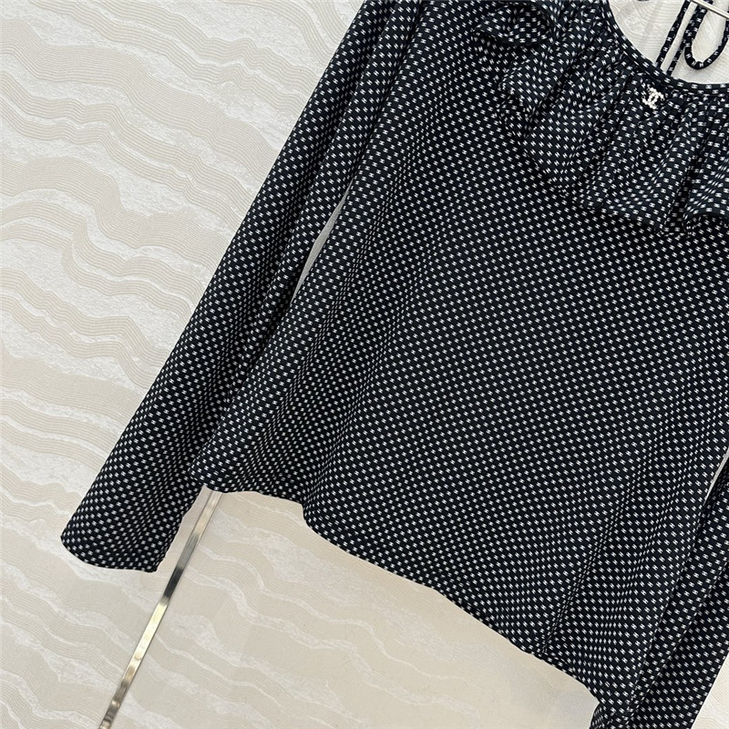 Ch**el logo bottoming top