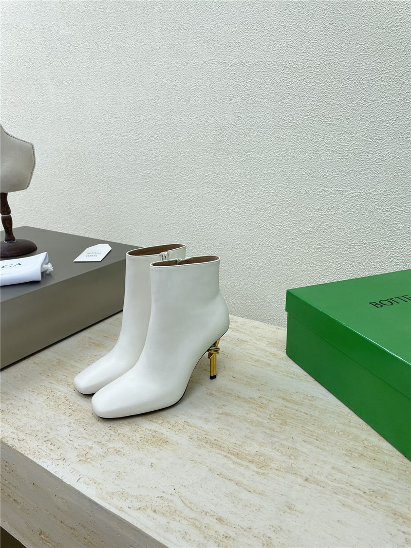 b0tt*ga Ven*ta off-white sculpted heel ankle boots