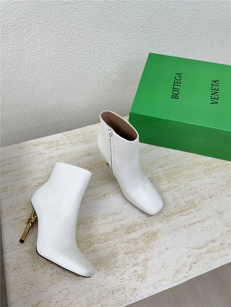 b0tt*ga Ven*ta off-white sculpted heel ankle boots