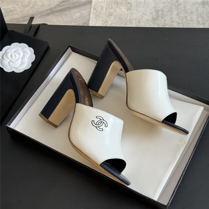 Ch**el white pattern chunky heel mule sandals