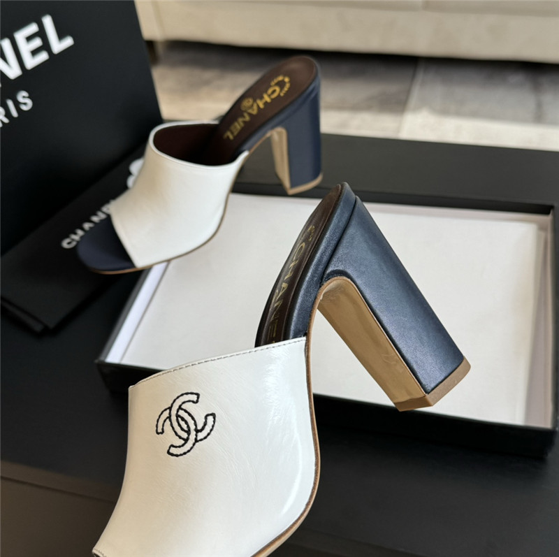 Ch**el white pattern chunky heel mule sandals
