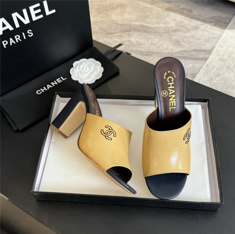 Ch**el beige pattern chunky heel mule sandals