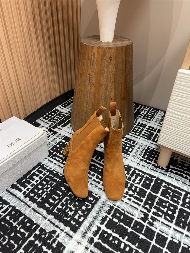 D10r icon suede heeled ankle boot in brown