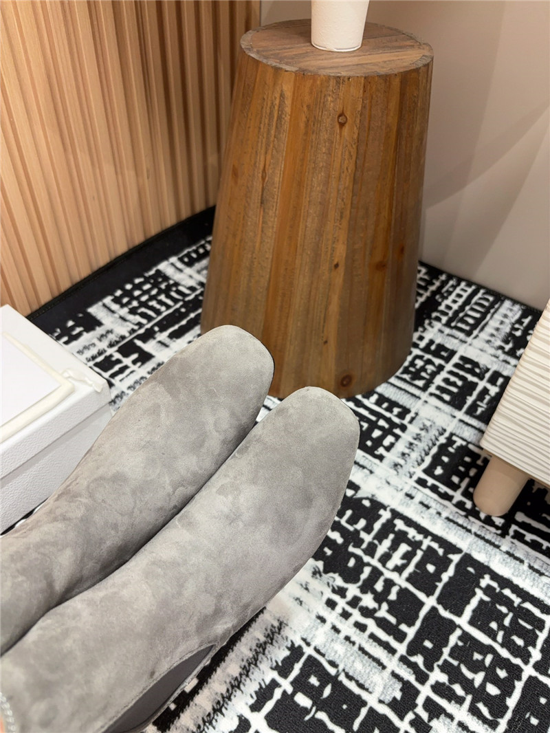 D10r icon suede heeled ankle boot in gray