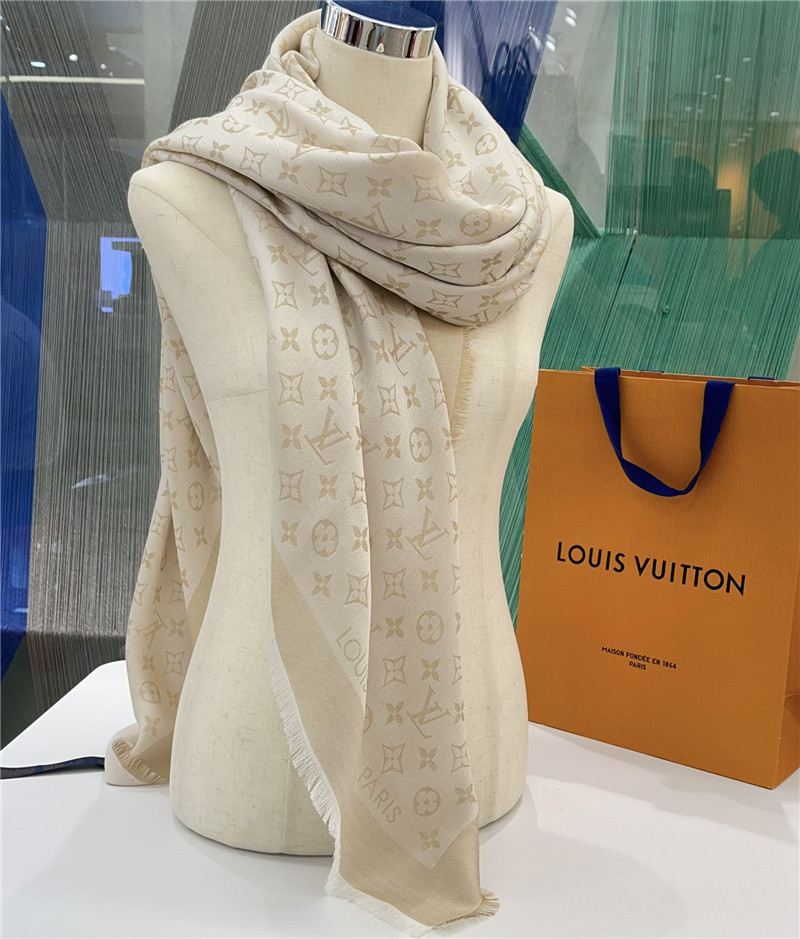 l0vis Vvtt0n lv gold and silver silk shawl