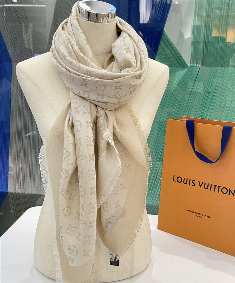 l0vis Vvtt0n lv gold and silver silk shawl