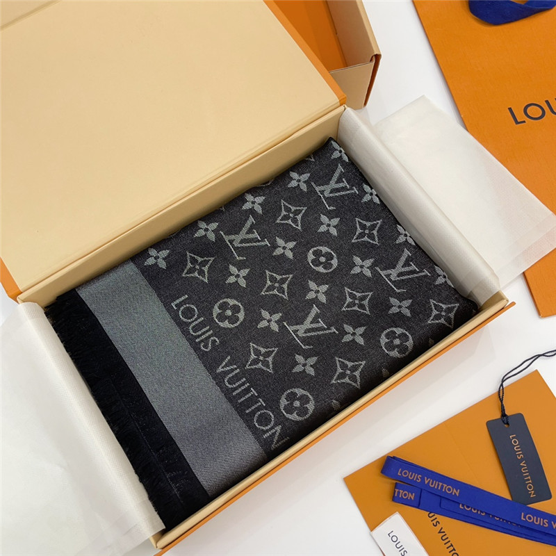 l0vis Vvtt0n lv gold and silver silk shawl