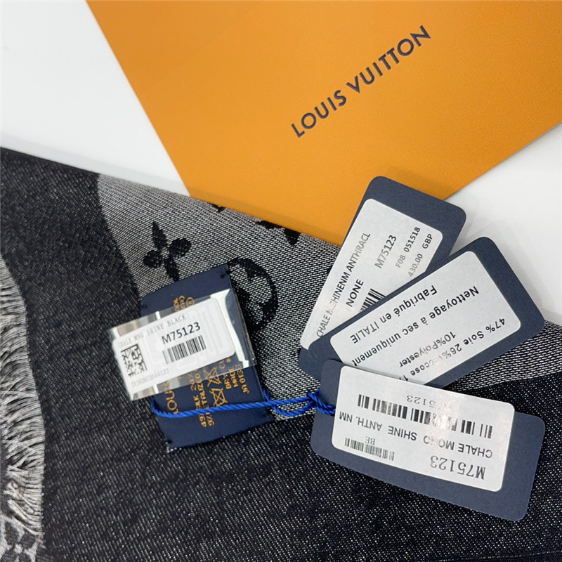 l0vis Vvtt0n lv gold and silver silk shawl