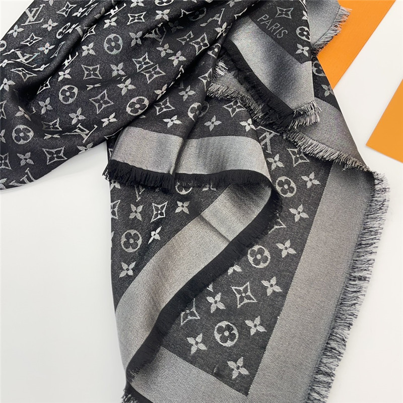 l0vis Vvtt0n lv gold and silver silk shawl