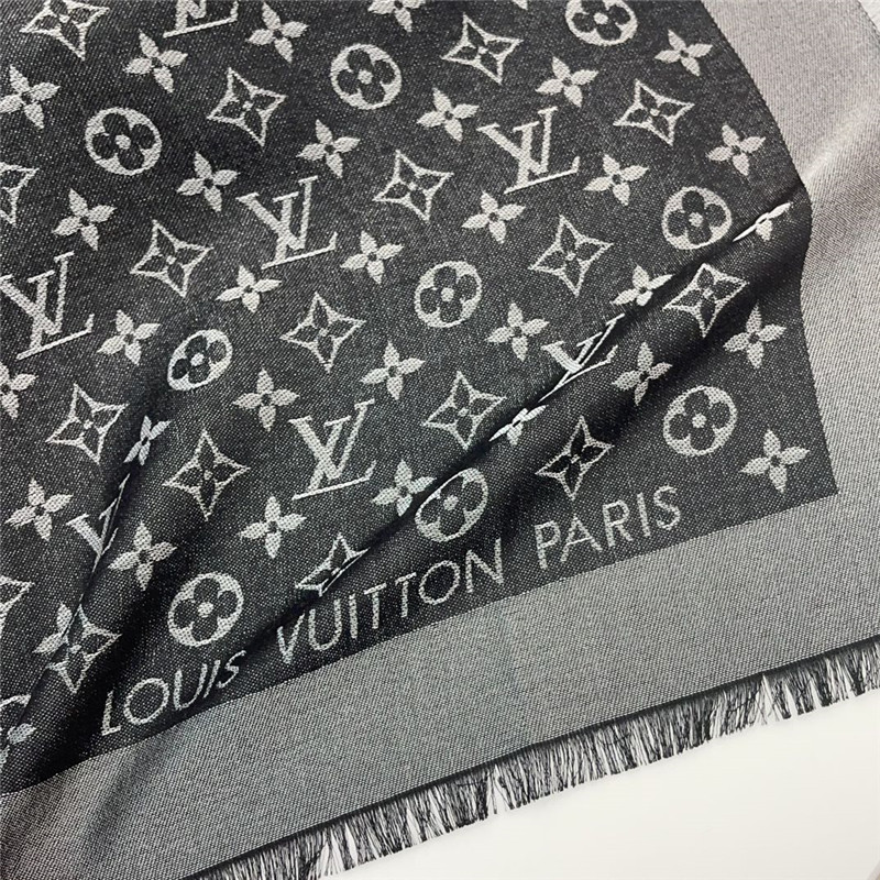 l0vis Vvtt0n lv gold and silver silk shawl