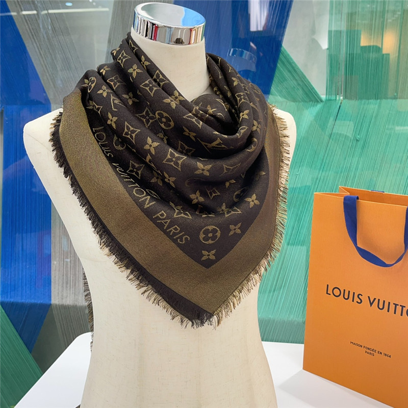 l0vis Vvtt0n lv gold and silver silk shawl