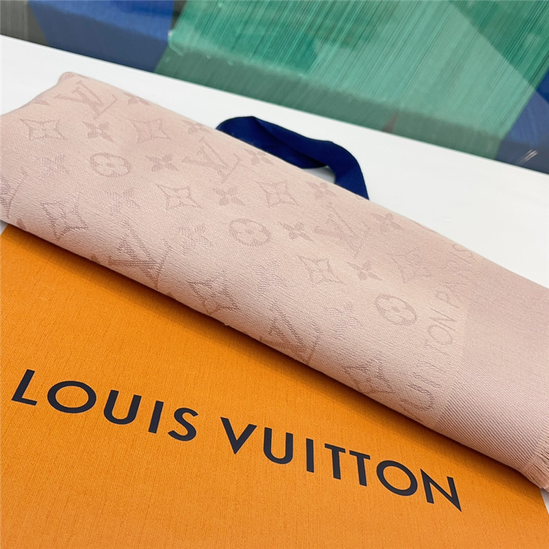 l0vis Vvtt0n lv gold and silver silk shawl