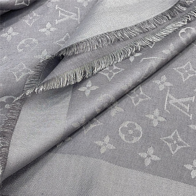 l0vis Vvtt0n lv gold and silver silk shawl