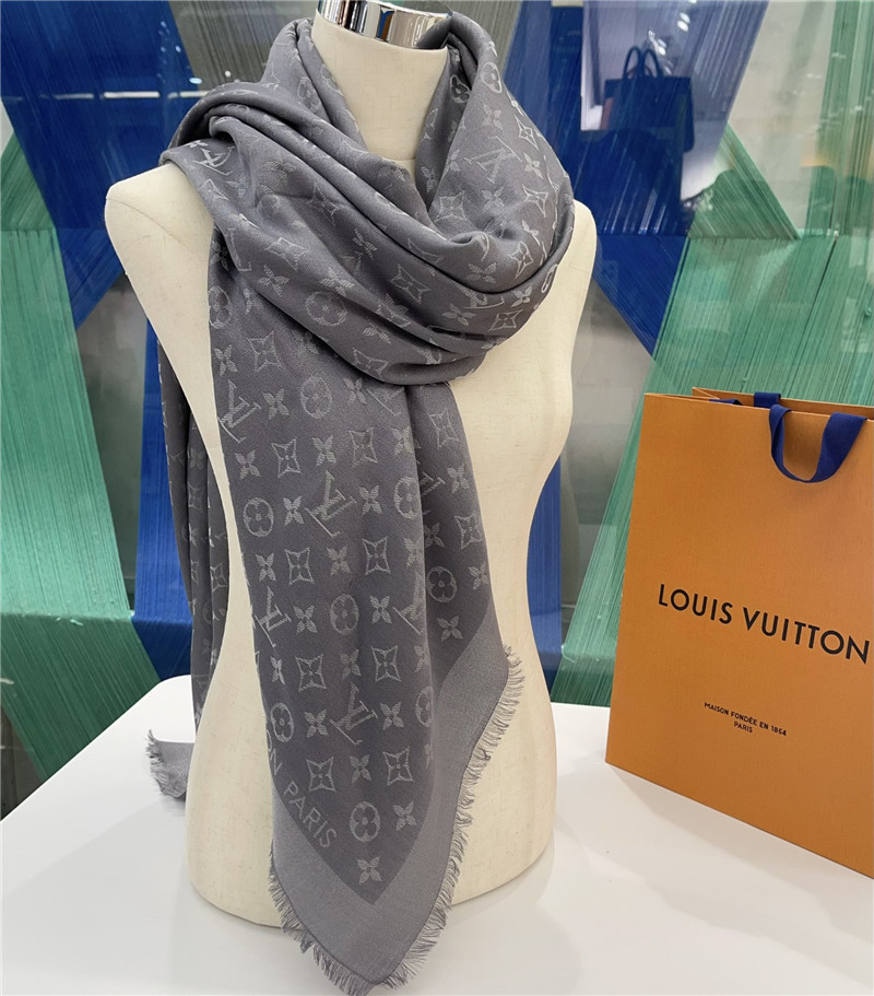 l0vis Vvtt0n lv gold and silver silk shawl