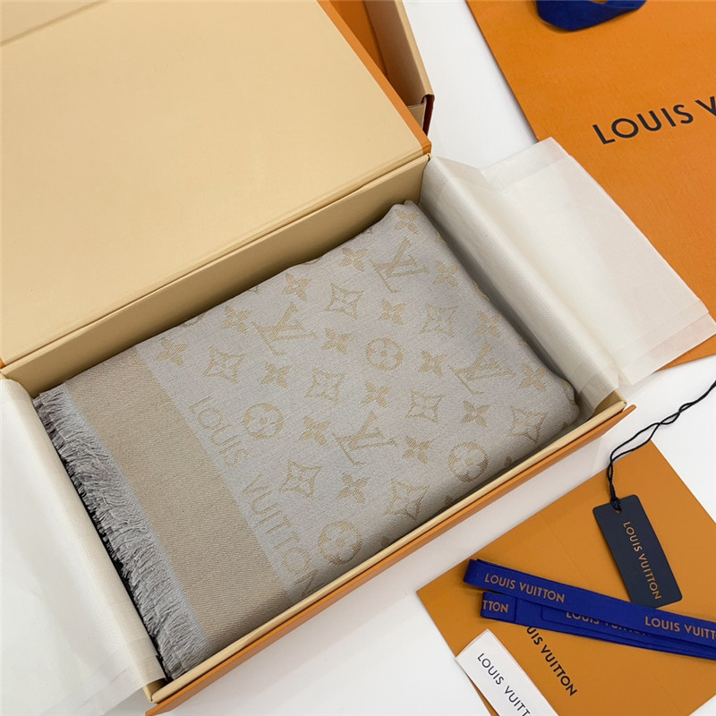 l0vis Vvtt0n lv gold and silver silk shawl