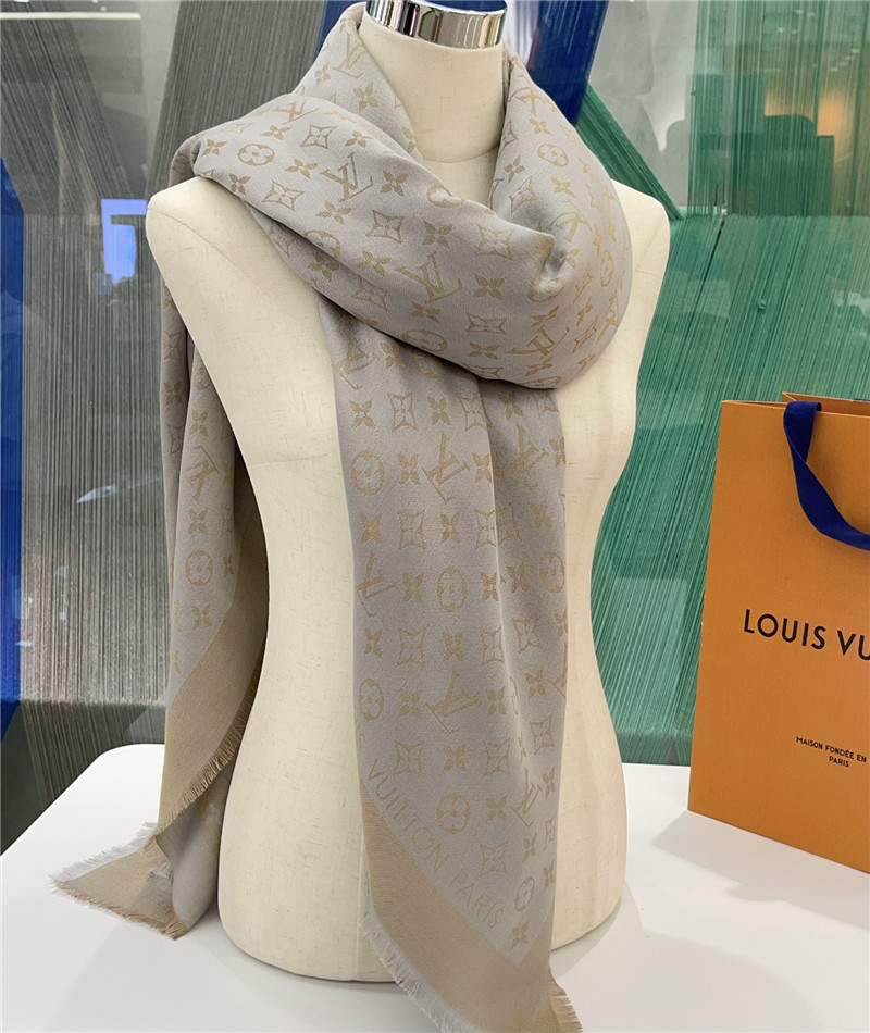 l0vis Vvtt0n lv gold and silver silk shawl