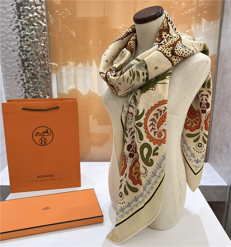 H**me5 animal motif silk scarf