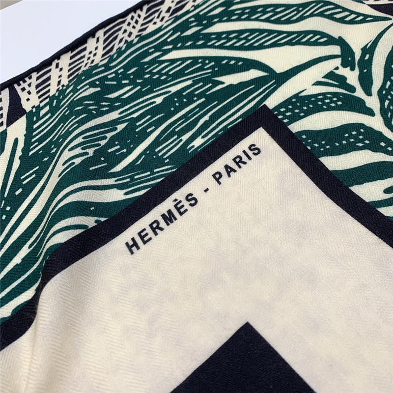 H**me5 double-sided same color square scarf