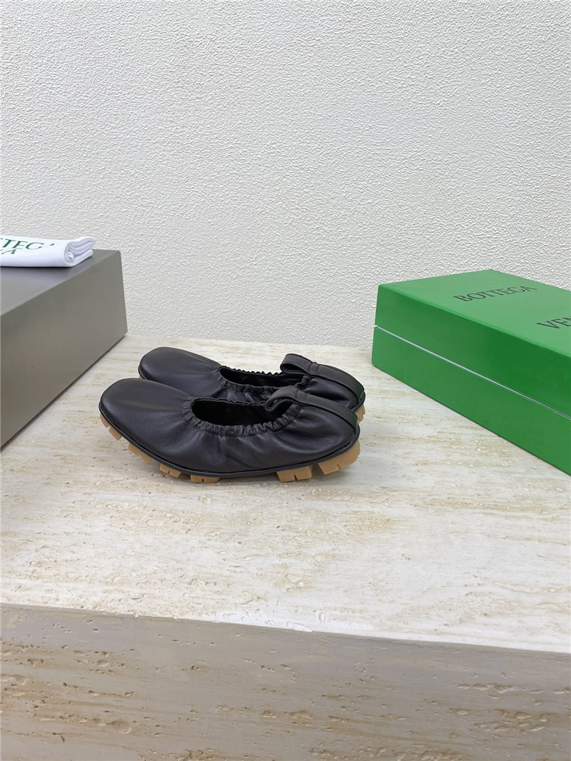 b0tt*ga Ven*ta shore ballerina in fondant lambskin