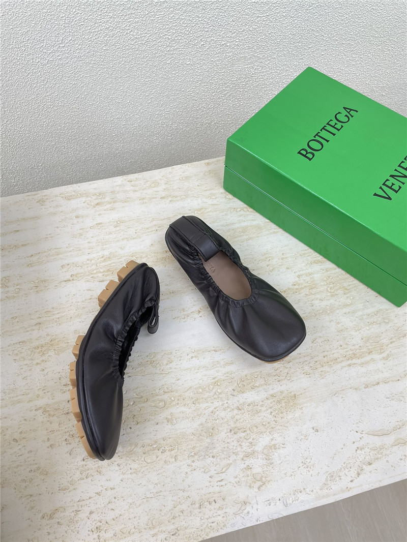 b0tt*ga Ven*ta shore ballerina in fondant lambskin