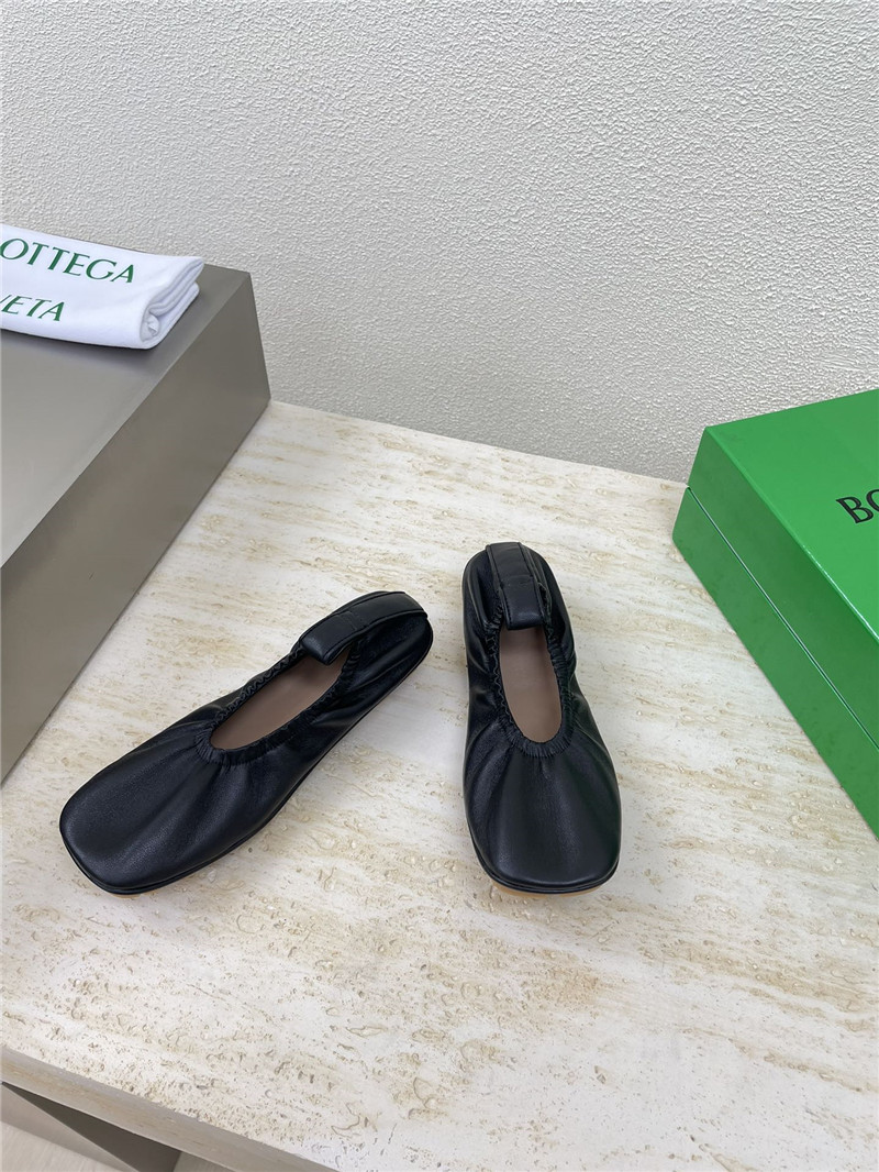 b0tt*ga Ven*ta shore ballerina in black lambskin