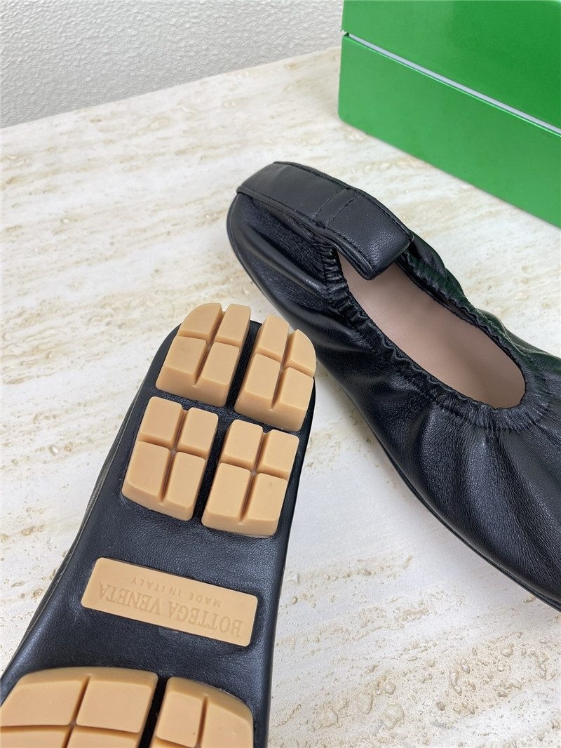 b0tt*ga Ven*ta shore ballerina in black lambskin