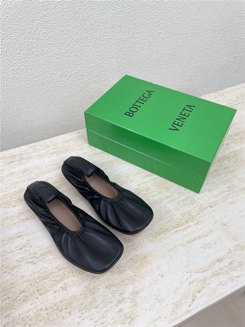 b0tt*ga Ven*ta shore ballerina in black lambskin