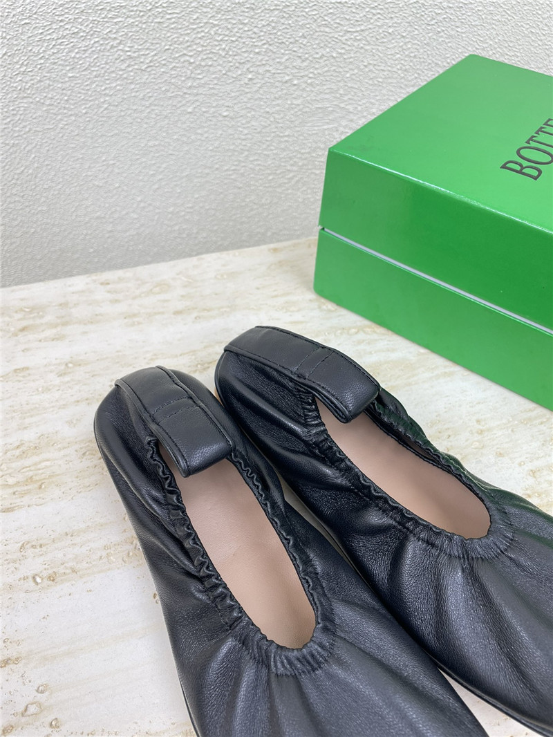 b0tt*ga Ven*ta shore ballerina in black lambskin