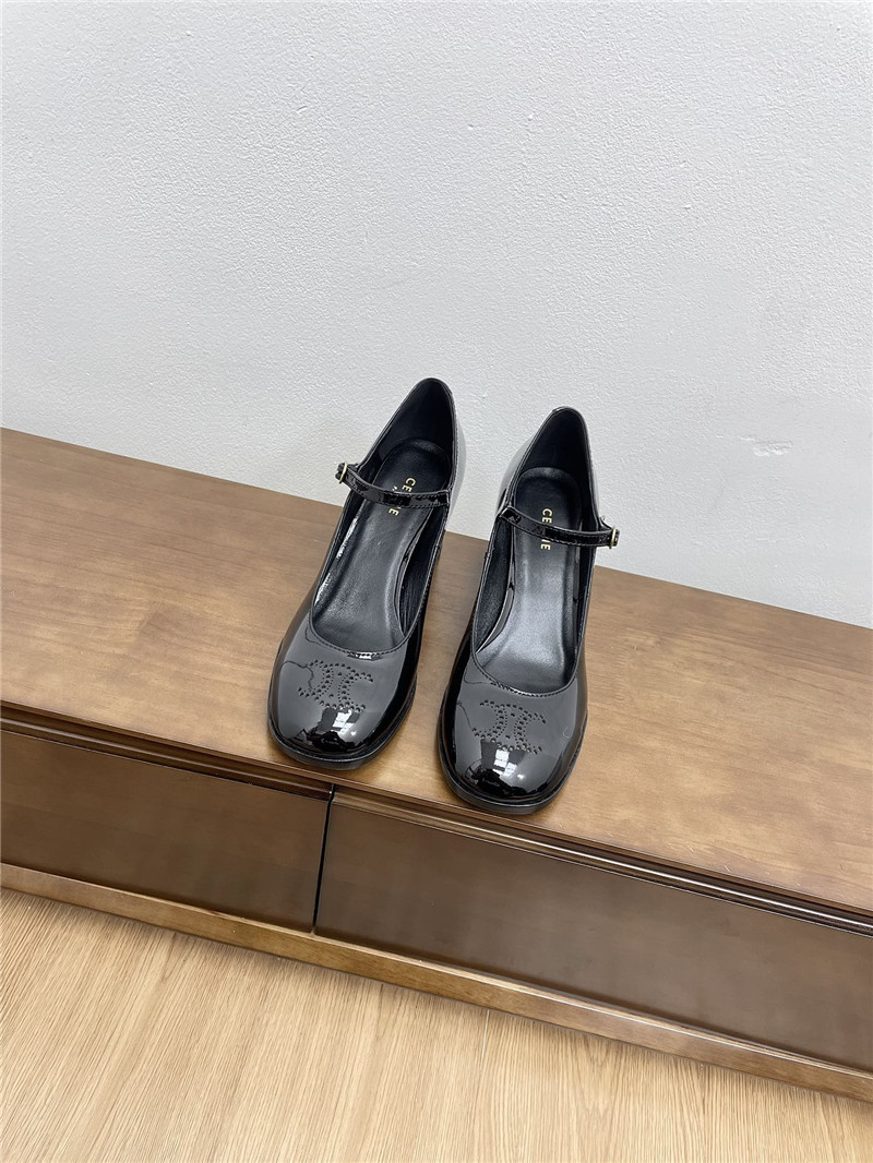Ce1i*e lily perforated triomphe black patent pumps