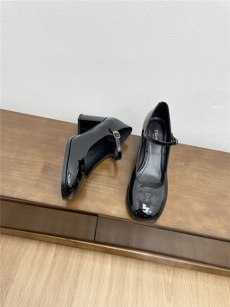 Ce1i*e lily perforated triomphe black patent pumps