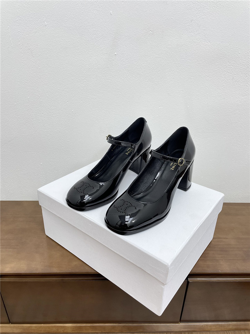 Ce1i*e lily perforated triomphe black patent pumps