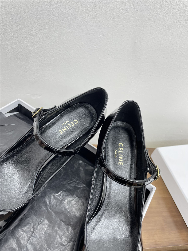 Ce1i*e lily perforated triomphe black patent pumps