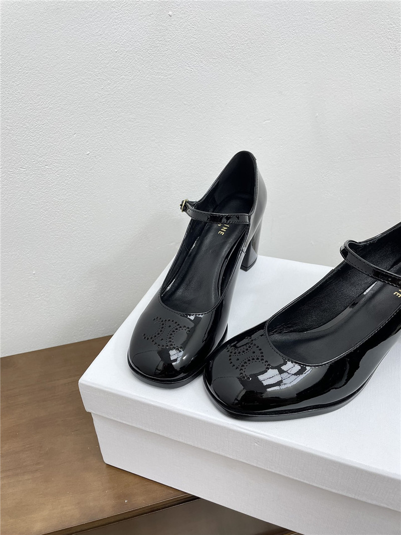 Ce1i*e lily perforated triomphe black patent pumps