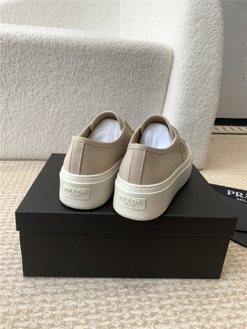 Pra*a women’s beige laced canvas sneakers