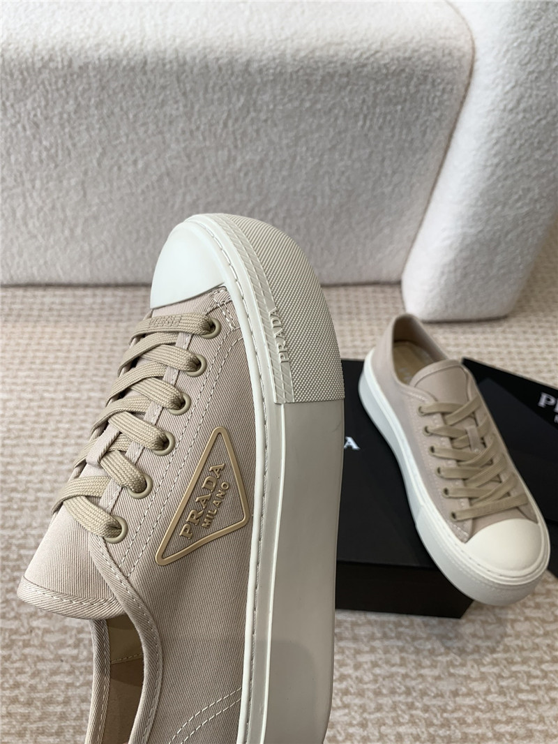 Pra*a women’s beige laced canvas sneakers