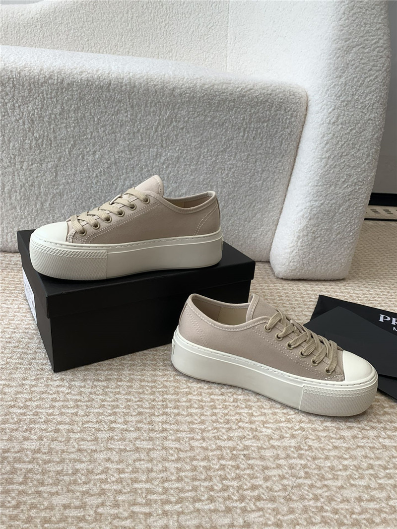 Pra*a women’s beige laced canvas sneakers