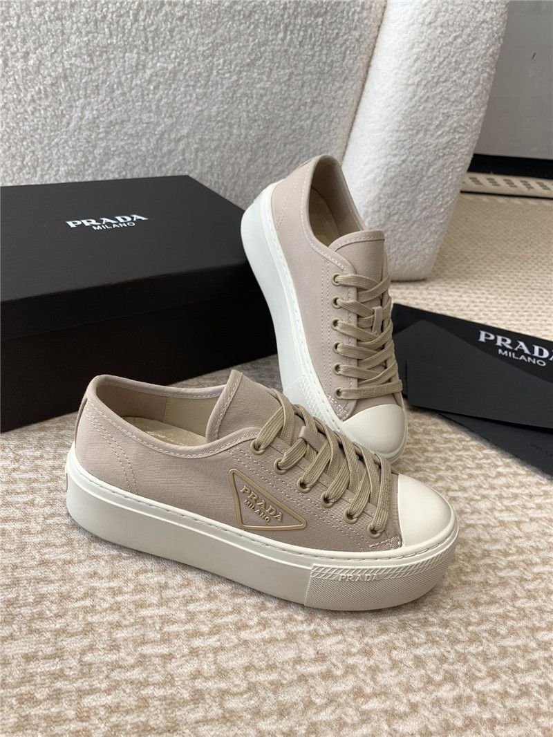 Pra*a women’s beige laced canvas sneakers