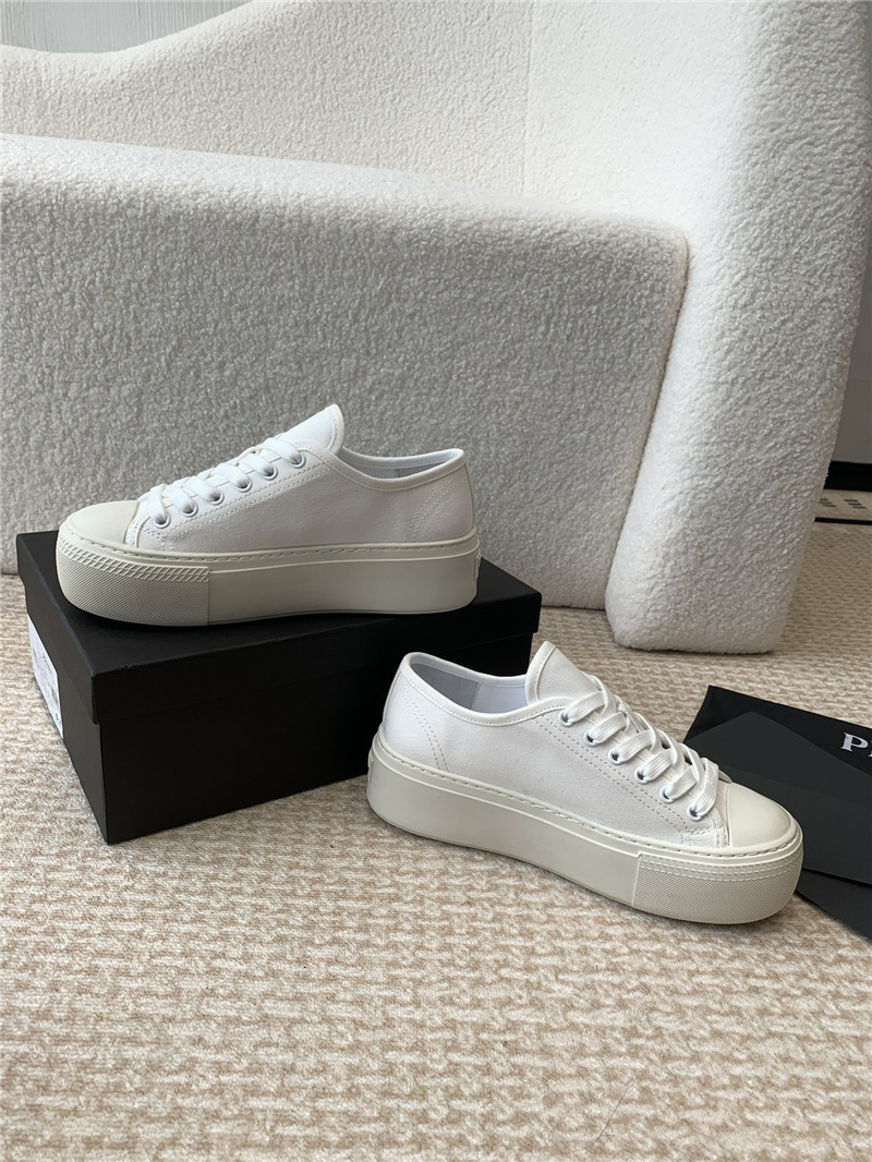 Pra*a women’s white laced canvas sneakers