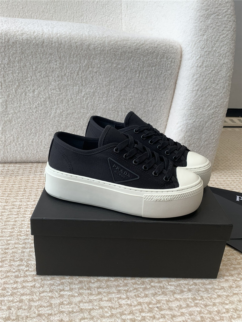 Pra*a women’s black laced canvas sneakers