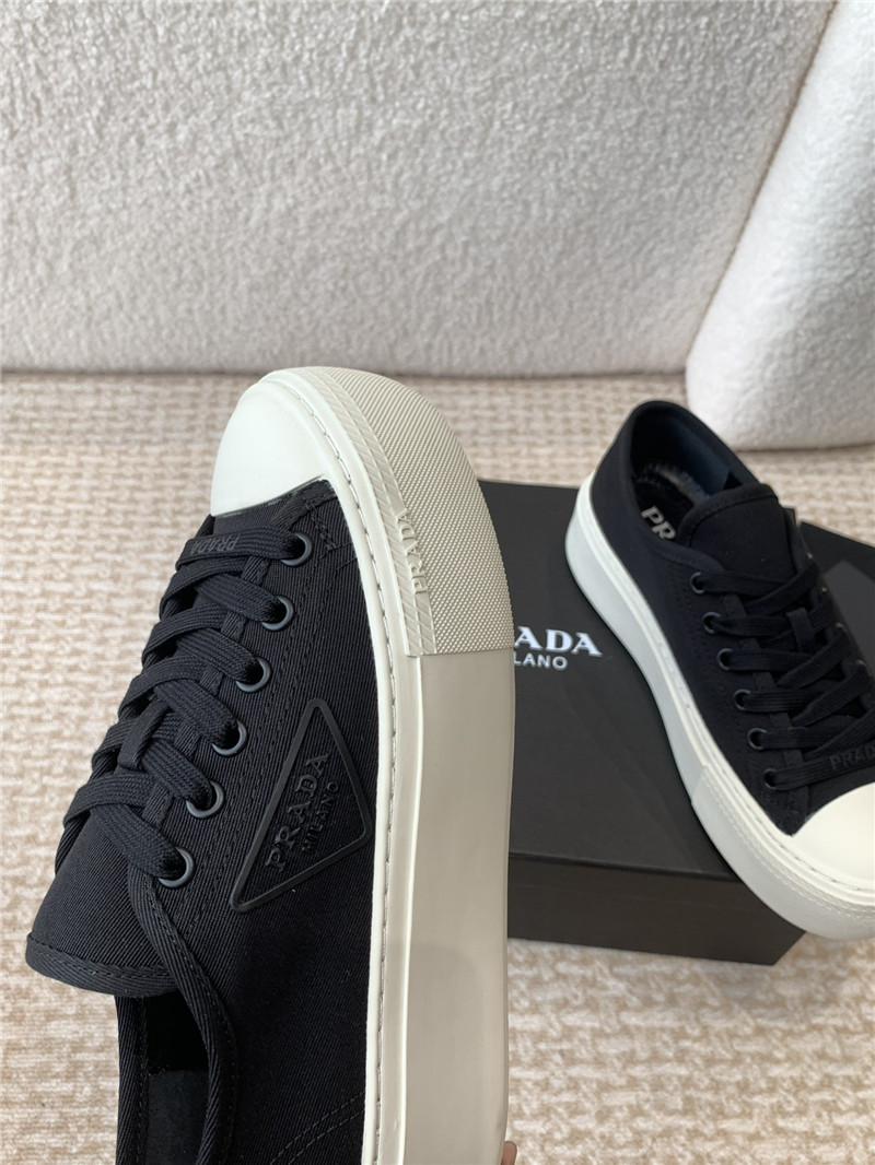 Pra*a women’s black laced canvas sneakers