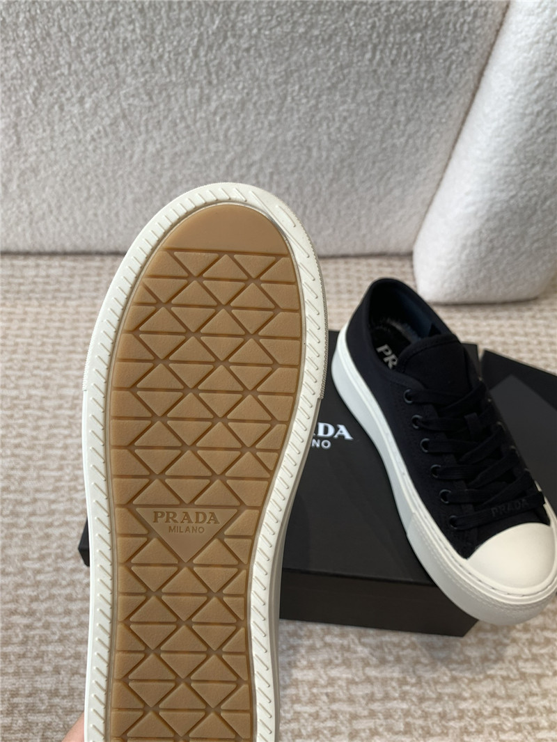 Pra*a women’s black laced canvas sneakers