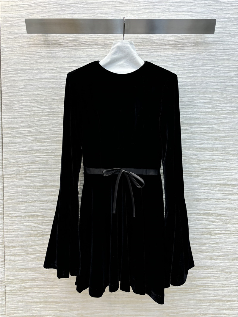 Y51 backless little black dress