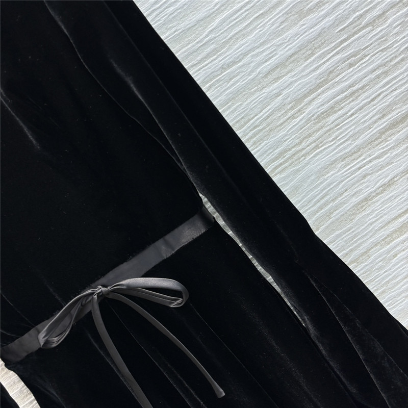 Y51 backless little black dress