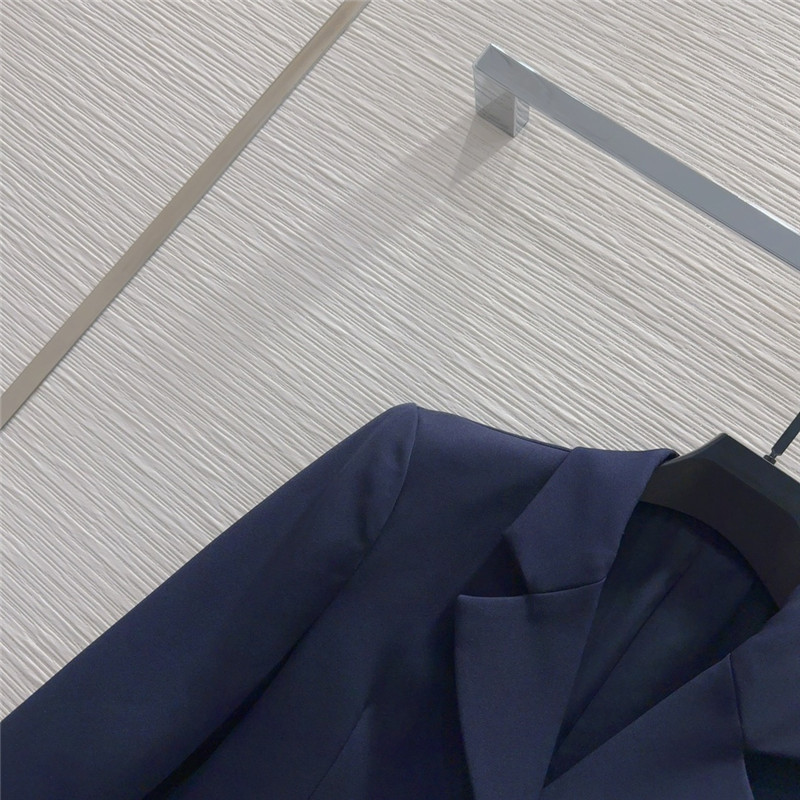 Va1e*ntin0 silhouette suit